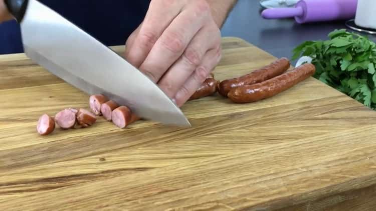 Para hacer pasteles de queso, corte las salchichas