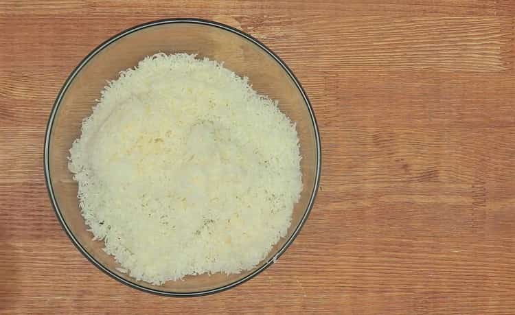 Pour faire des tartelettes au thon, râpez du fromage