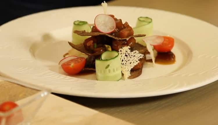 Préparer des légumes pour le tartare de thon