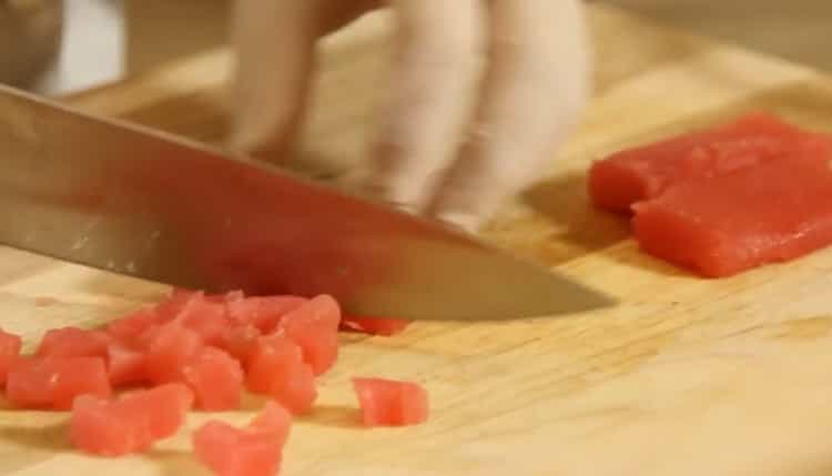 Faire un tartare de thon. préparer les ingrédients