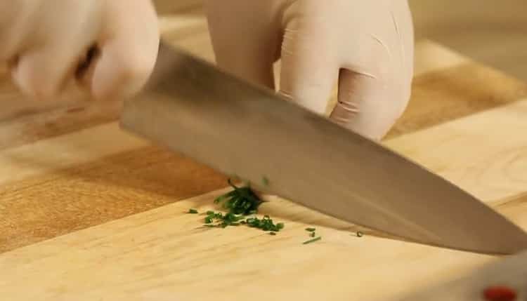Para hacer tartar de atún, corte las verduras