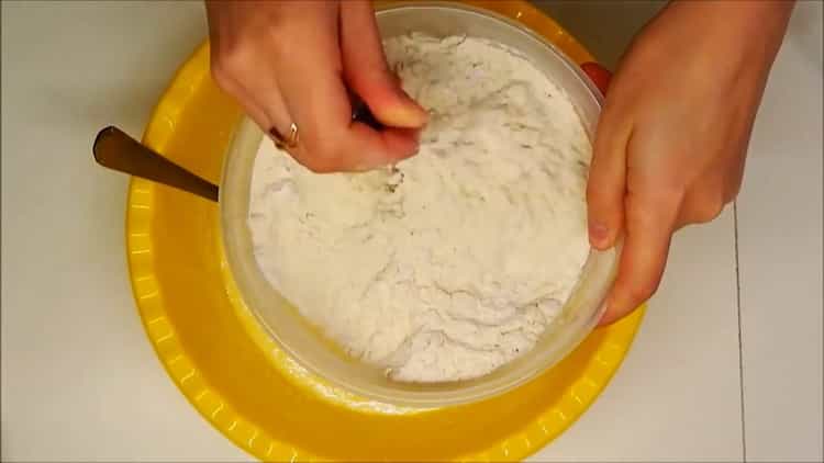 Tamizar la harina para preparar un pastel de plátano cuajado
