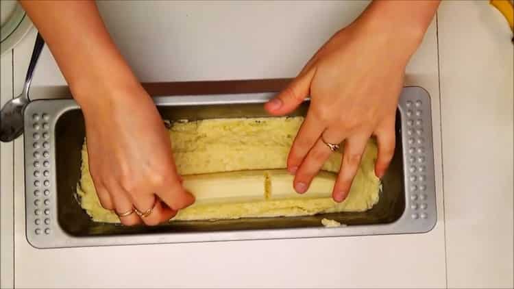 To prepare a curd banana cake, put a banana