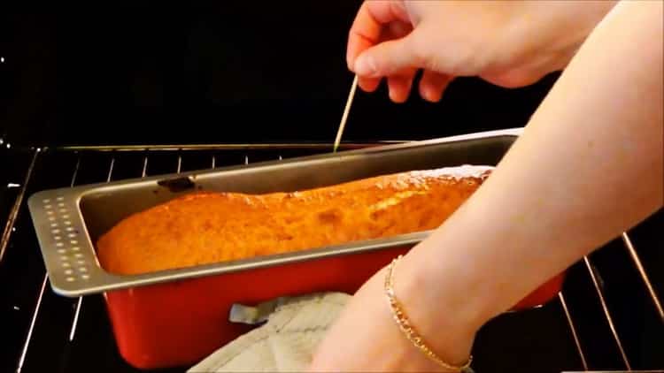 Para preparar un pastel de plátano cuajado, verifique la preparación
