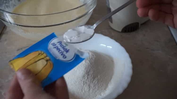 Tamizar la harina para hacer gofres