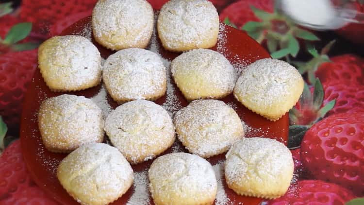 les muffins au fromage cottage dans des moules en silicone préparés selon une recette simple sont prêts