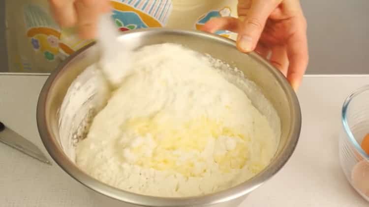 Tamiser la farine pour faire un gâteau au four