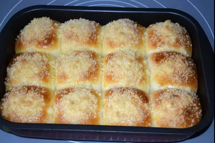 Cook the dough and bake delicious buns in the oven
