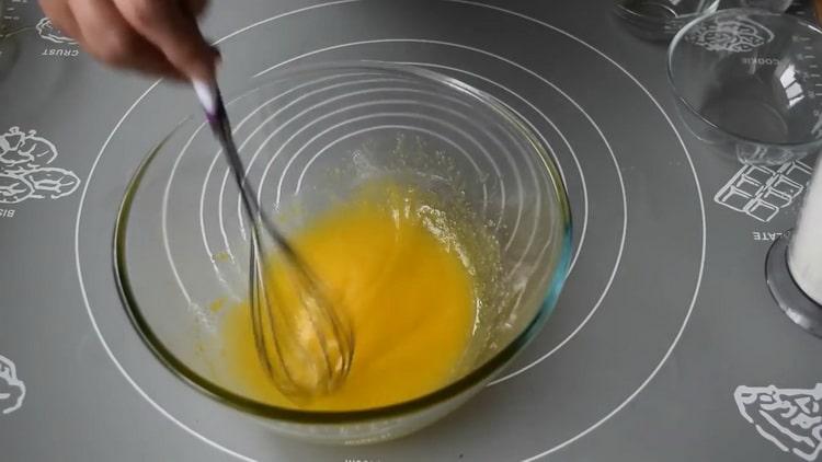 Pomiješajte jaja i šećer da napravite štandove.