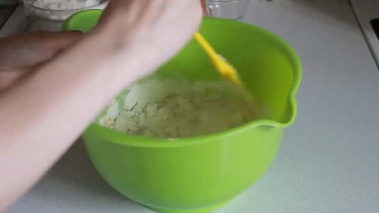 Tamiser la farine pour faire de la pâte pour les petits pains avec la levure sèche