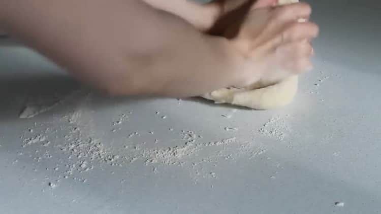 Pétrir la pâte pour obtenir une pâte de pain de levure sèche.