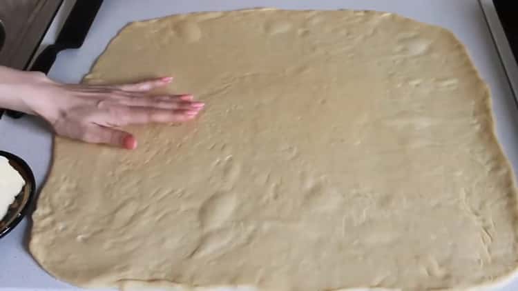 Roll out the dough to make dough for dry yeast buns