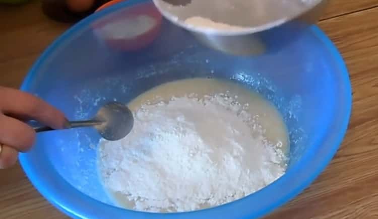 Prosijati brašno da biste napravili prženo tijesto za prženje