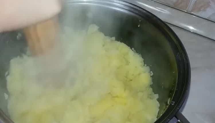 Grind mashed potatoes to make pastry dough
