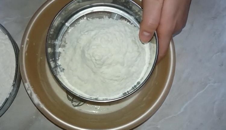 Tamizar la harina para hacer una masa de hojaldre.