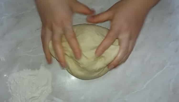 Pétrir la pâte pour faire une pâte à tarte.