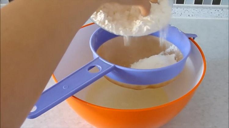 Prosijati brašno da biste napravili tijesto za kolače bez kvasca