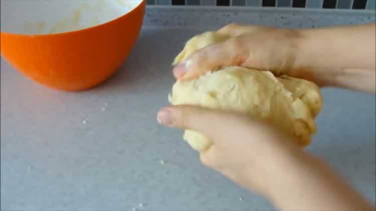 Mélanger les ingrédients pour une pâte à tarte sans levure.