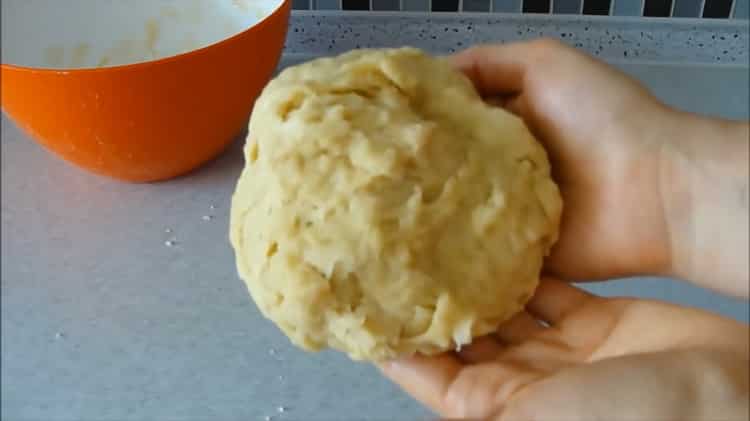 Pétrir la pâte pour obtenir une pâte à tarte sans levure.