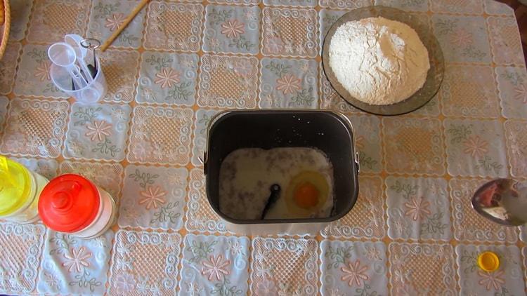 Dodajte sol i jaja kako biste napravili tijesto za pite u pekaru.
