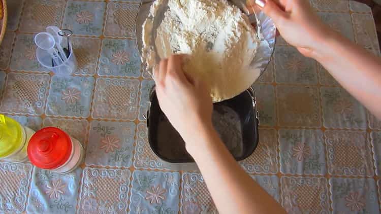 Pour préparer la pâte pour les pâtisseries chez le boulanger, tamiser la farine