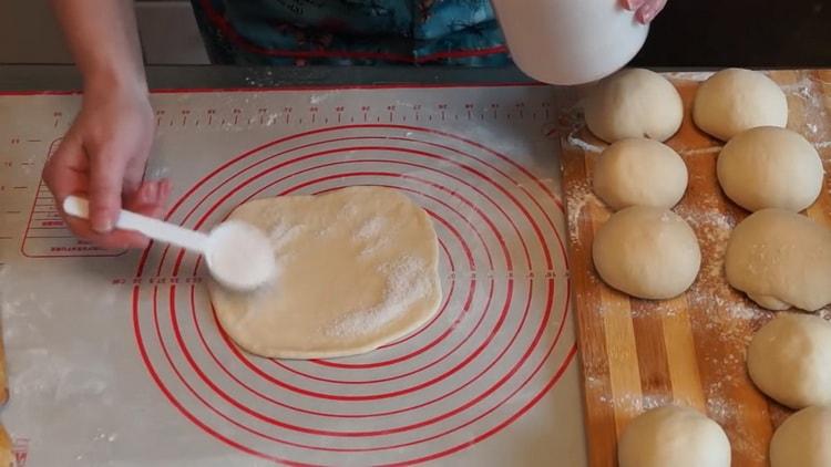 Pour faire des petits pains, saupoudrer la pâte de sucre