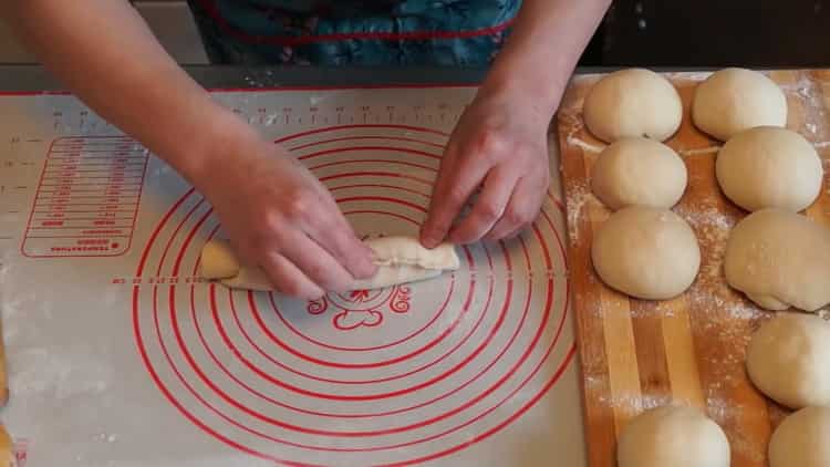 Pour faire des petits pains, tordre la pâte dans un tube