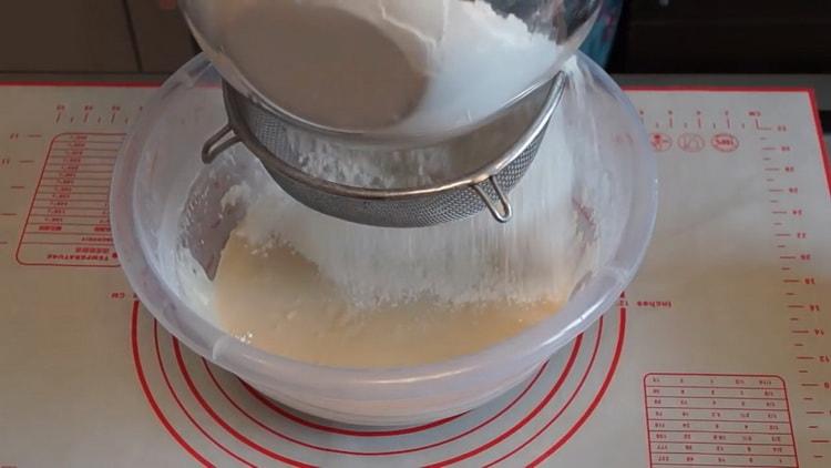 Prosijte brašno za tijesto od peciva