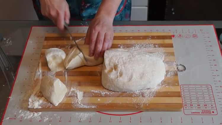 Pour faire de la pâte à pain, coupez la pâte