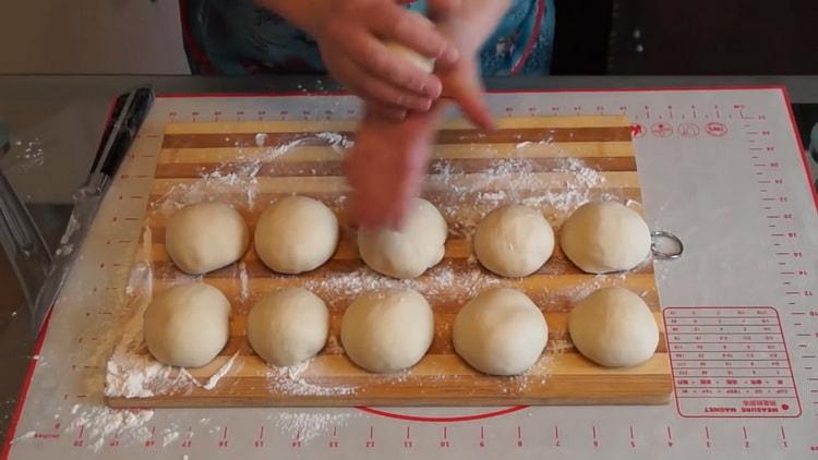 Pour préparer la pâte pour les petits pains, préparez les ingrédients