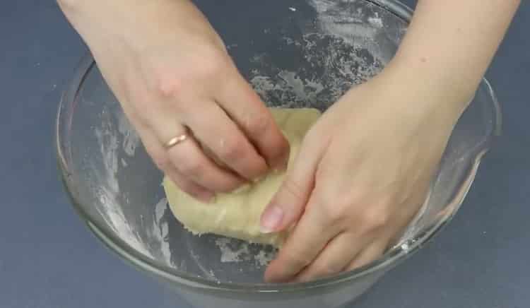 Pomiješajte sastojke kako biste napravili tijesto.