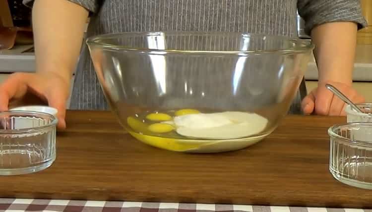 Da biste napravili tijesto na kiselom vrhnju za torte, pomiješajte sastojke