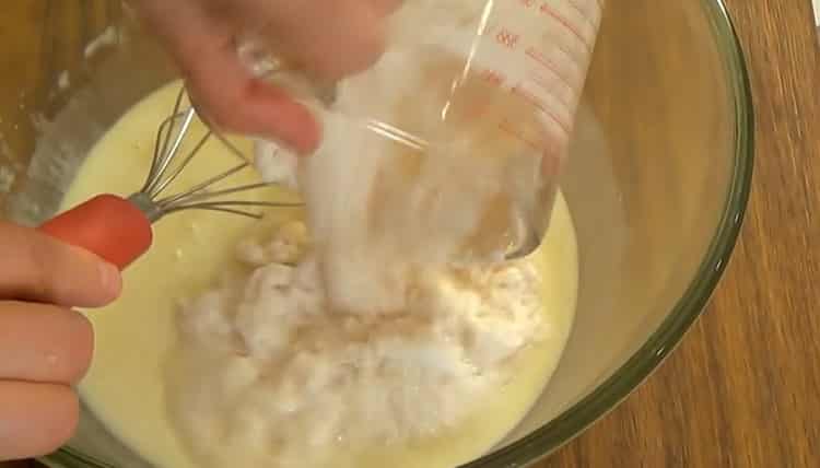 Pour préparer la pâte à la crème sure pour tartes, tamiser la farine
