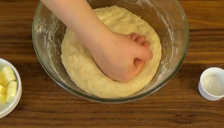 Pour faire la pâte sur la crème sure pour les tartes, pétrir la pâte