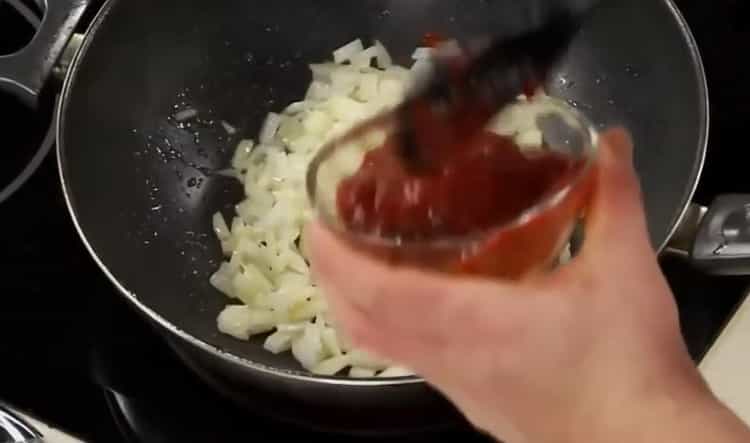 Para preparar salsa de tomate para espagueti, prepare pasta de tomate
