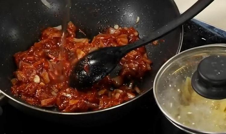 Mezcla los ingredientes para hacer la salsa de tomate y espagueti