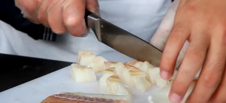 Para preparar bacalao en papel de aluminio en el horno, corte el pescado