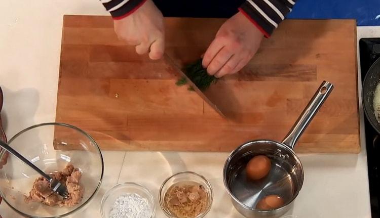 Para cocinar bacalao bajo la marinada, picar el eneldo