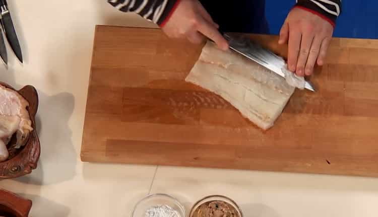 Para preparar bacalao bajo la marinada, prepare los ingredientes.