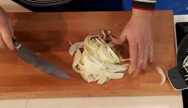 Para preparar bacalao bajo la marinada, picar la cebolla