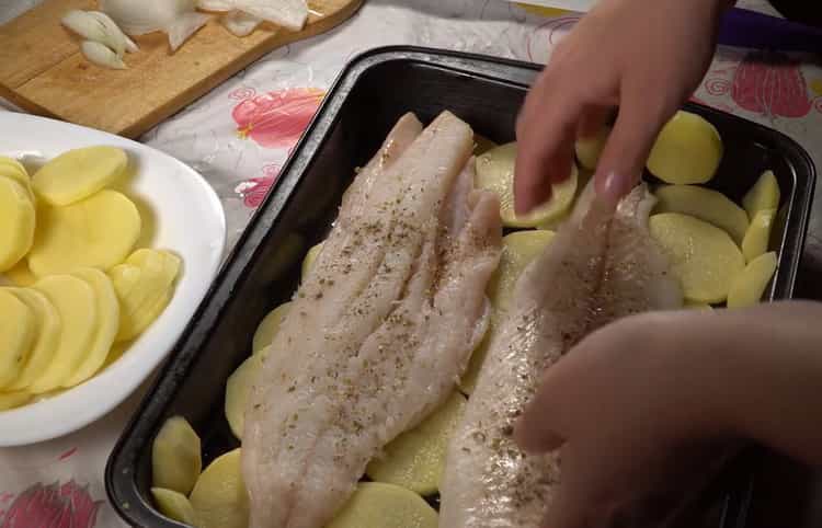 Ponga pescado en papas para cocinar bacalao con papas en el horno