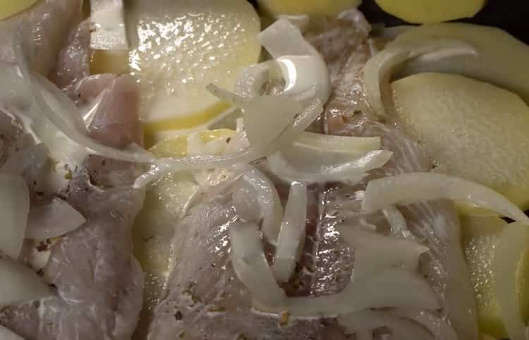 Para preparar bacalao con papas al horno, vierta la crema en los ingredientes.