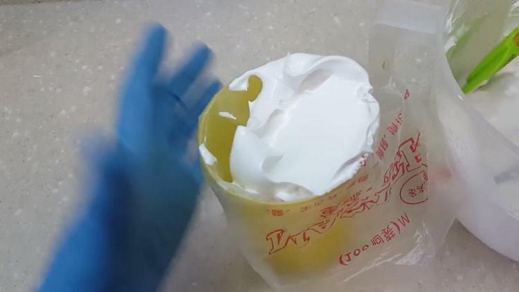 Tubes avec crème protéinée selon une simple recette pas à pas avec photos