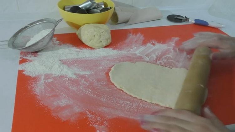 Abaisser la pâte pour faire les tubes de crème