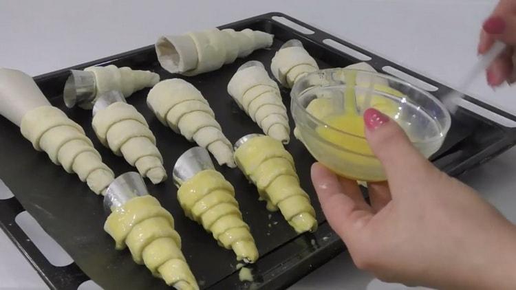 To prepare the cream tubes, grease with an egg