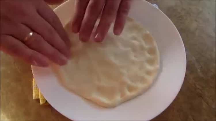 Abaisser la pâte pour faire des gâteaux turcs