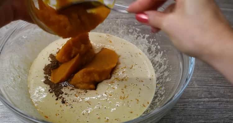 Para hacer pastel de calabaza, agregue calabaza a la masa