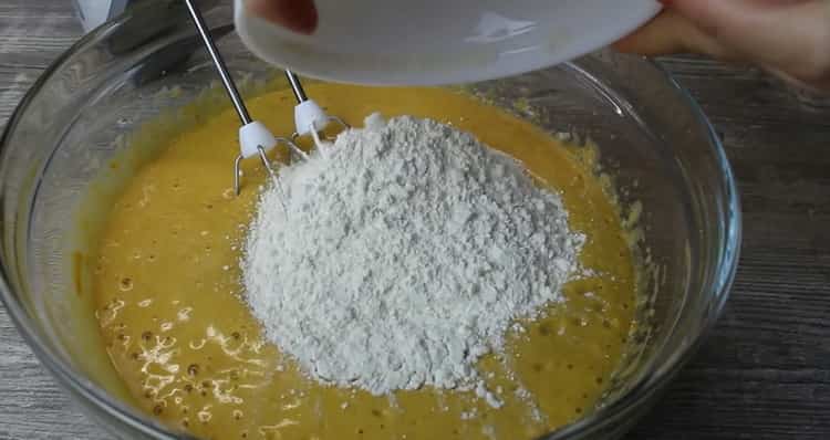Tamiser la farine pour faire un gâteau à la citrouille