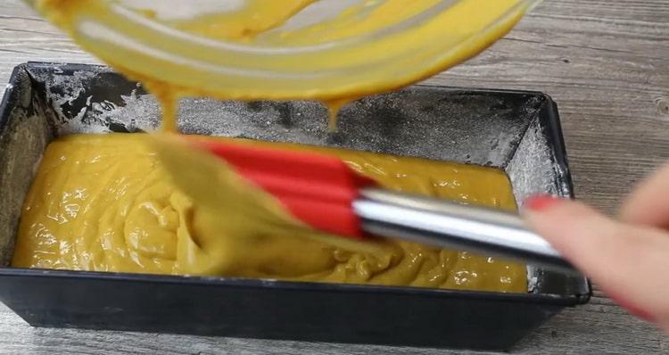 Para preparar un pastel de calabaza, vierta la masa en un molde.