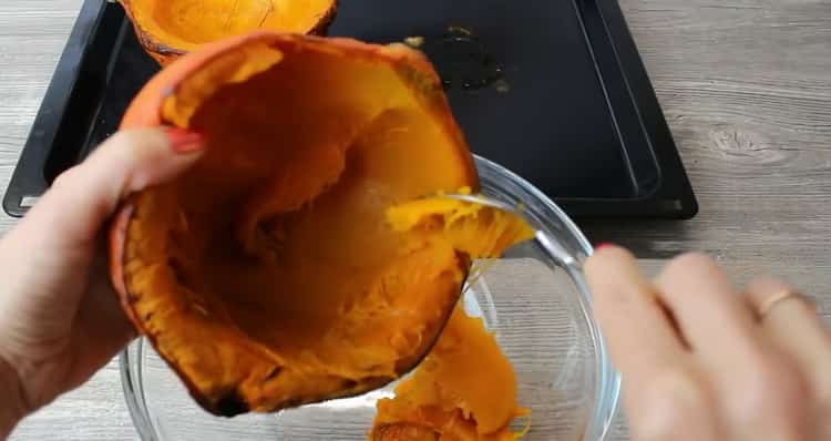 To prepare a pumpkin cake, prepare the pumpkin pulp